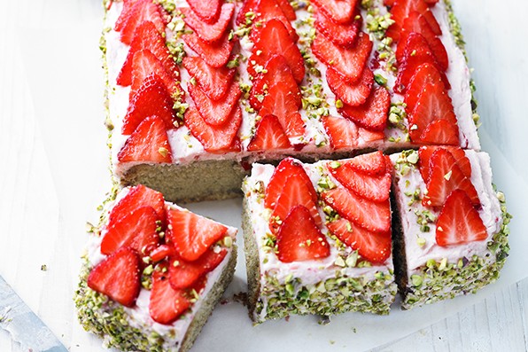 Strawberry and pistachio traybake Traybake sponge topped with strawberries and pistachios