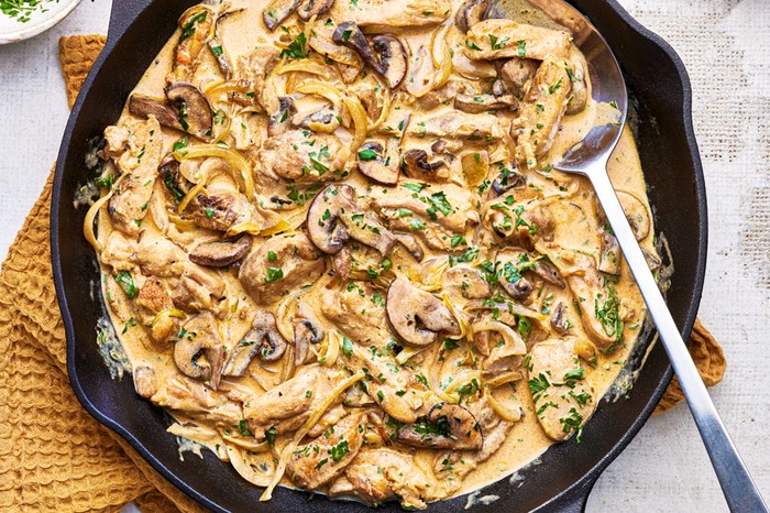 Chicken stroganoff Chicken stroganoff in a skillet