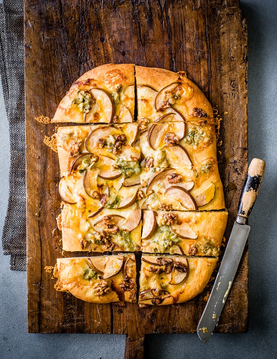 Italian Flatbread Recipe with Pear, Walnut and Gorgonzola