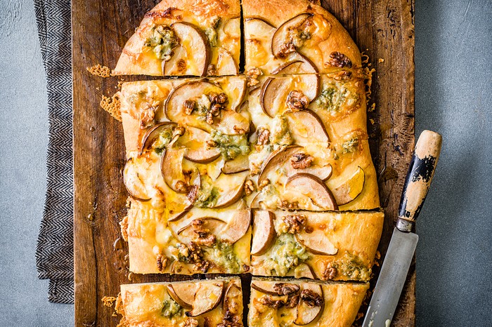 Italian Flatbread Recipe with Pear, Walnut and Gorgonzola Italian Flatbread Recipe with Pear, Walnut and Gorgonzola
